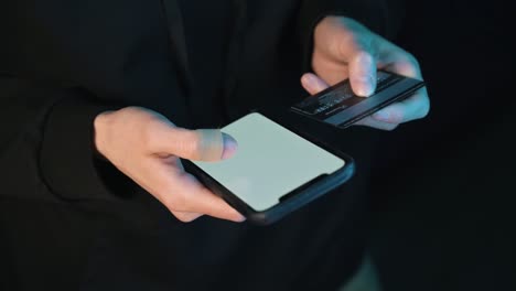 Person-Gibt-Kreditkarteninformationen-Auf-Einem-Smartphone-Ein