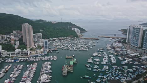 Aerial-parallax-of-typhoon-shelter-made-with-ships-in-Aberdeen-bay,-Hong-Kong
