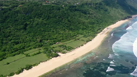 Leere-Weiße-Sandküste-Am-Strand-Von-Nyang-Nyang-In-Uluwatu,-Bali,-Mit-Tosenden-Meereswellen,-Luftaufnahme