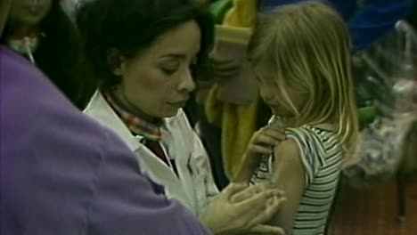 Niño-De-1982-Siendo-Vacunado-Por-Una-Enfermera