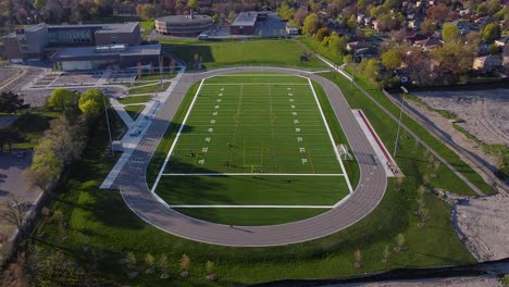 Nueva-Pista-Y-Campo-Para-Fútbol-Y-Fútbol-Americano-En-La-Escuela-Secundaria-David-And-Mary-Thomson-Collegiate-Institute-En-Toronto