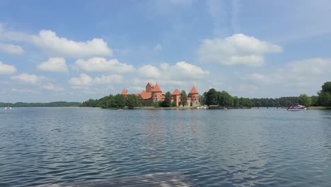 Castillo-De-Trakai-En-Lituania-Desde-La-Orilla