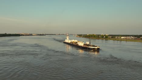 Barcaza-Y-Pushboat-Rumbo-Al-Río-Mississippi,-Cerca-De-Nueva-Orleans