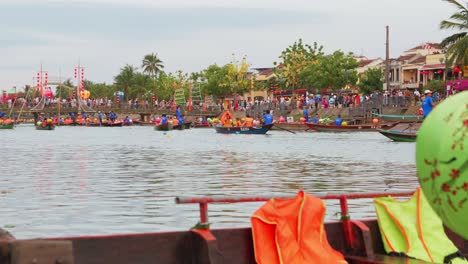 Wunderschöner-See-In-Hoi-An,-Vietnam,-Wie-In-Einem-Filmvideo-Von-Menschen-Beim-Bootfahren-Zu-Sehen-Ist