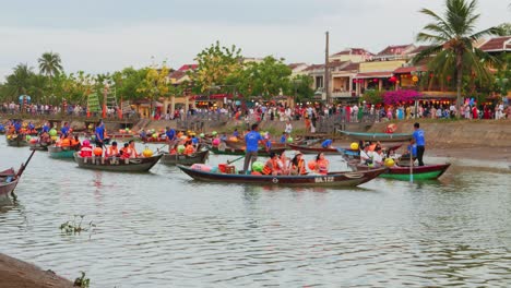 Personenbootfahren-Auf-Dem-Malerischen-See-Von-Hoi-An-In-Vietnam