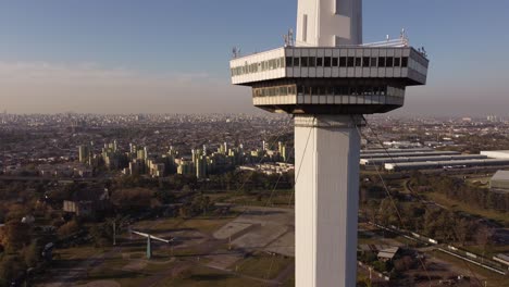 Steigende-Luftaufnahmen-Von-Der-Spitze-Des-Torre-Espacial-In-Buenos-Aires-In-Argentinien