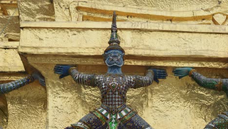 4K-Filmische-Religiöse-Reiseaufnahmen-Von-Yak-Statuen-Am-Tempel-Des-Smaragd-Buddha-Wat-Phra-Kaeo-In-Bangkok,-Thailand-An-Einem-Sonnigen-Tag