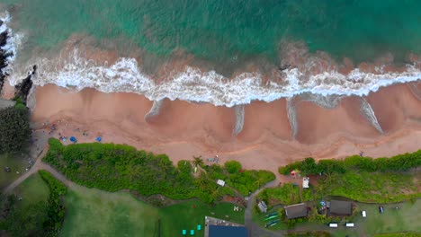 Wunderschöne-Epische-4K-Drohnenaufnahme-In-Maui-In-Der-Nähe-Von-Kihei-Mit-Blick-Auf-Den-Strand-Mit-Rechtsdrehung-Und-Stabiler-Höhe
