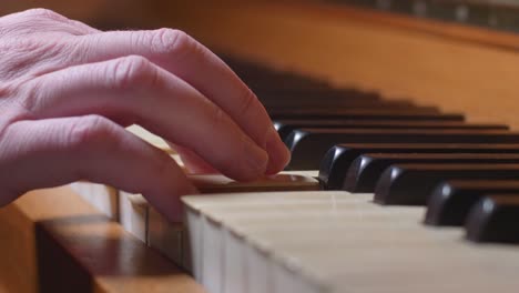 Dolly-In-Einer-Hand,-Die-Einen-Akkord-Auf-Einem-Vintage-Klavier-Spielt