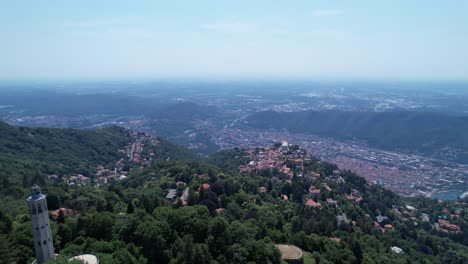 Luftaufnahme-Des-Leuchtturms-Faro-Voltiano-In-Brunate,-Comer-See,-Norditalien,-In-Der-Nähe-Von-Lecco-In-Brianza-Und-Der-Lombardei