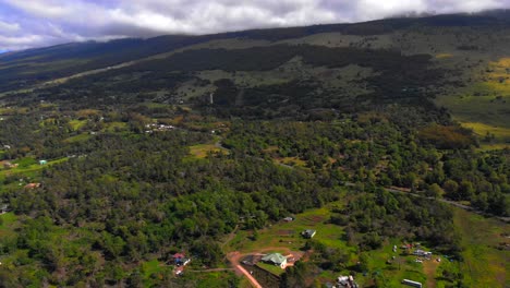 Hermoso-Drone-4k-Maui-Interior-En-Casi-Blanco-Mirando-Hacia-La-Montaña-Haleakala