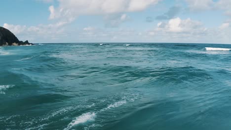 Meerwasseroberfläche-Mit-Wellen-Darauf