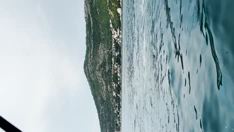 Navegando-Entre-Turistas-Que-Están-De-Vacaciones-En-Dubrovnik-En-Un-Yate-Diferente