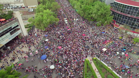 Luftdrohnenaufnahme-Der-Pride-Parade-Menschen-In-Mexiko,-Die-Am-25.-Juni-2022-Den-Paseo-De-La-Reforma-Entlang-Spazieren