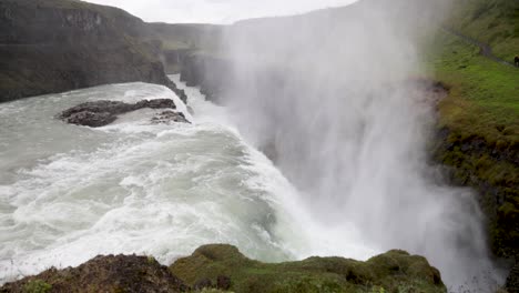 Gulfoss-Wasserfälle-In-Island-Mit-Gimbal-Video,-Das-Fließendes-Wasser-Aus-Nächster-Nähe-In-Zeitlupe-Zeigt