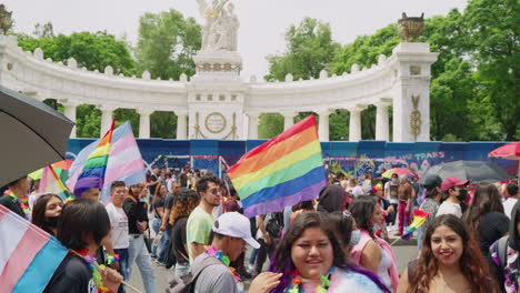 Menschenmengen-Mit-Regenbogenfahnen-Laufen-Am-25.-Juni-2022-Zur-Pride-Parade-An-Hemiciclo-A-Juárez-Vorbei
