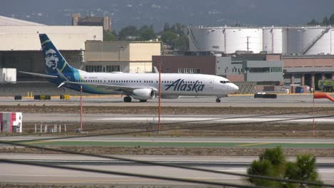 Alaska-Airlines-Boeing-737-on-runway
