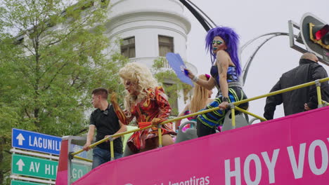 Transfrauen-Winken-Der-Menge-Aus-Einem-Vorbeifahrenden-Doppeldeckerbus-Zur-Pride-Parade-In-Mexiko-Stadt-Zu