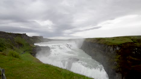 Gulfoss-Wasserfälle-In-Island-Mit-Gimbal-Video,-Das-In-Zeitlupe-Auf-Dem-Weg-Läuft