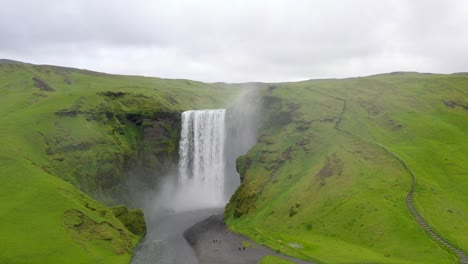 Skogafoss-Wasserfälle-In-Island-Mit-Drohnenvideo,-Das-Sich-Bewegt