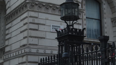 Downing-Street-Schild-In-Westminster,-London