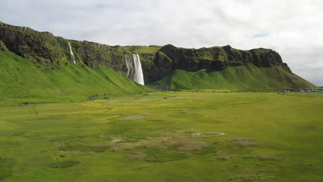 Seljalandsfoss-Wasserfälle-In-Island-Mit-Drohnenvideo-Von-Büschen,-Die-Sich-Tief-Bewegen
