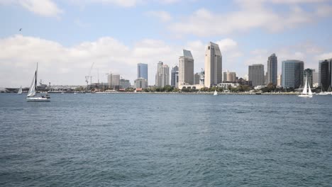 Boote-Fahren-Im-Meer-Vorbei,-Mit-Der-Stadt-San-Diego,-Kalifornien-Im-Hintergrund