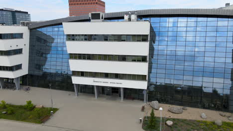 Vista-Aérea-De-4k-Del-Campus-De-Biología-De-La-Universidad-De-Gdańsk
