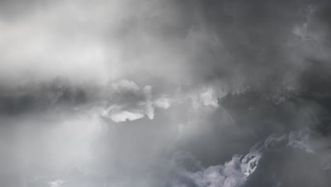 POV-Eines-Gewitters-In-Einer-Dicken-Dunklen-Wolke