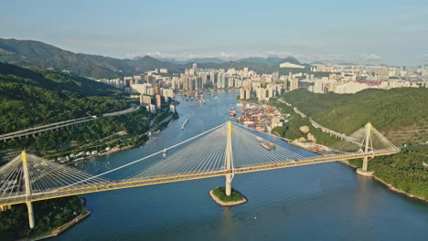 Tsuen-Wan-Und-Verkehr-Auf-Der-Ting-Kau-Brücke-In-Hongkong-Zur-Goldenen-Stunde