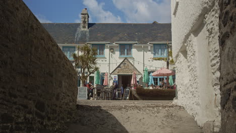 People-Eating-Outside-The-Rising-Sun-Pub,-4-star-Hotel,-And-Restaurant-At-St-Mawes,-United-Kingdom