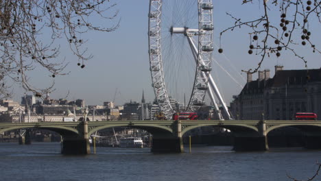 Londoner-Rote-Busse-Fahren-über-Die-Westminster-Bridge,-Gesehen-Von-Den-Victoria-Tower-Gardens-Im-Süden