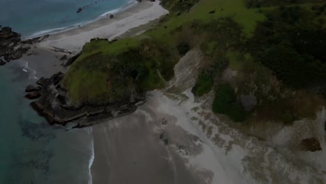 Ocean-Beach-En-Whangarei-Heads-En-Un-Día-Sombrío-En-Northland,-Nueva-Zelanda