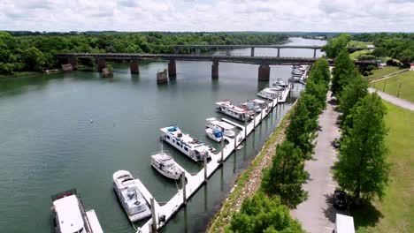 Luftaufnahme-Des-Savannah-River-In-Augusta,-Georgia-Mit-Booten-Und-Amerikanischer-Flagge,-Die-Im-Wind-Flattert