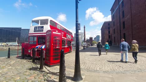 Monumento-Británico-Autobús-De-Dos-Pisos-Restaurante-De-Comida-Callejera-Turística-Camión-De-Comida-En-Albert-Dock