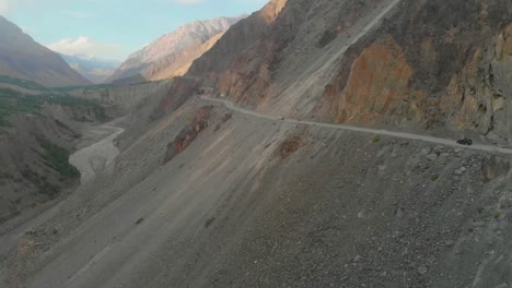 Vista-Aérea-De-La-Polvorienta-Y-Serpenteante-Carretera-De-Montaña-En-El-Paso-De-Shandur-En-Pakistán