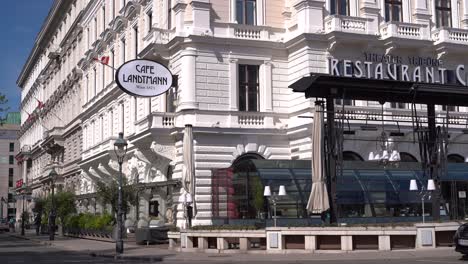 Berühmtes-Café-Landtmann-In-Wien,-Österreich-An-Klarem-Tag---Gesperrter-Schuss