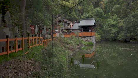 Santuario-Fushimi-Inari-Y-Estanque-En-Las-Colinas-De-Kyoto,-Japón