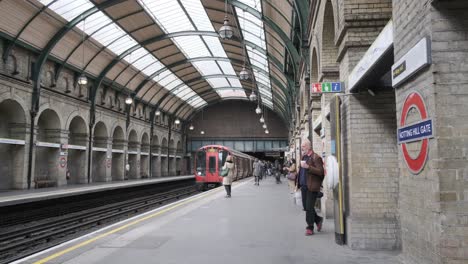 Tren-Subterráneo-De-La-Línea-Del-Distrito-De-Londres-Entrando-En-La-Estación-De-Metro-De-Notting-Hill-Gate