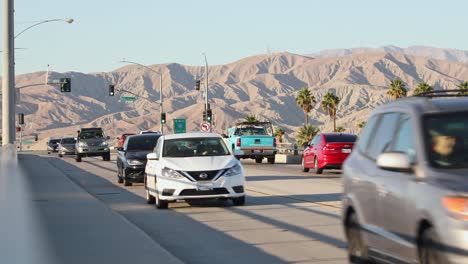 Verkehr-Auf-Der-Autobahn-Interstate-10-In-Kalifornien-Und-Karge,-Hügelige-Berge