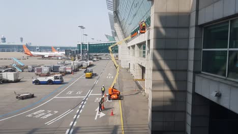 Cleaner-On-Articulated-Hydraulic-Window-Cleaning-Lift-Platform-Washing-And-Mopping-Glass-Window-Of-Incheon-International-Airport