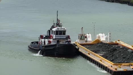 Remolcador-Con-Barcaza-Cargada-De-Minerales-Cruzando-El-Lago-Gatún-En-El-Canal-De-Panamá