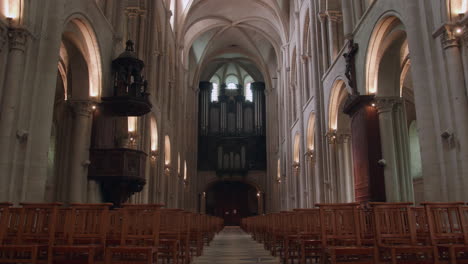Nave-and-organ-of-the-"Abbaye-aux-Hommes"-in-Caen,-Normandy,-France