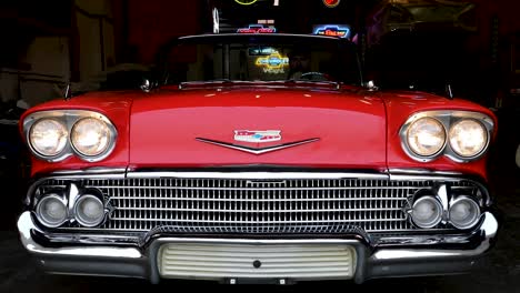 1958-Chevrolet-Impala-Coupe---Coche-Vintage-Clásico-Restaurado-En-El-Salón-Del-Automóvil-Antiguo
