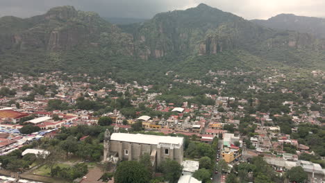 Blick-Auf-Das-Kloster-Und-Die-Berge-In-Tepoztlan,-Mexiko