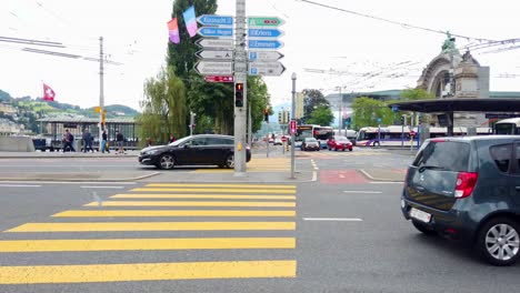 Straßenkreuzung-Mit-Schildern-Und-Fußgängern-In-Luzern,-Schweiz