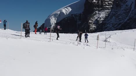 Jungfrau-La-Parte-Superior-De-Europa-Está-Abierta-Para-Los-Turistas-Y-Muchas-Personas-Están-Caminando-Y-Caminando