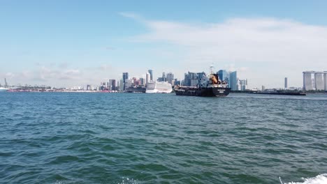 Blick-Auf-Die-Stadt-Singapur-Vom-Meer-Aus,-Während-Sie-Auf-Dem-Boot-Sind
