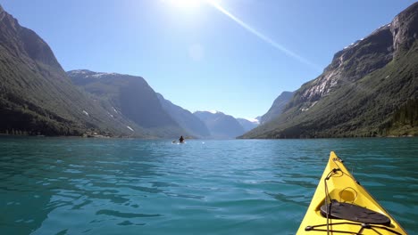 Wochenend-Kajaktour-Am-Loen-Nordfjord,-Besichtigungstour-Für-Ein-Verliebtes-Paar-–-GoPro-Aufnahme-Vom-Kajak-Aus