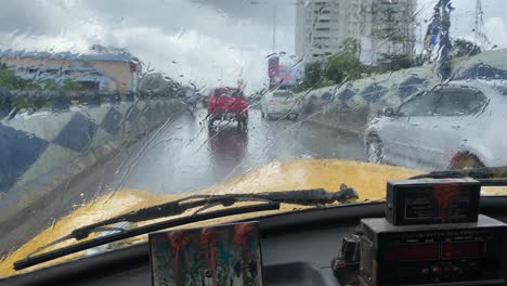 Adelante-Pov-Conduciendo-En-Taxi-Por-La-Calle-De-Kolkata-En-Un-Sábado-Por-La-Mañana-Temprano-En-Un-Día-Lluvioso